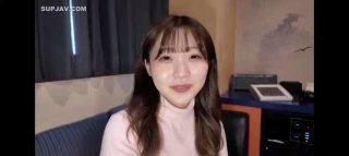 CHICK性感的黑丝尤物，在狼友的指挥下慢慢脱光，全程露脸揉奶玩逼，撅着屁股给狼友掰开骚穴看特写，精彩不要错过